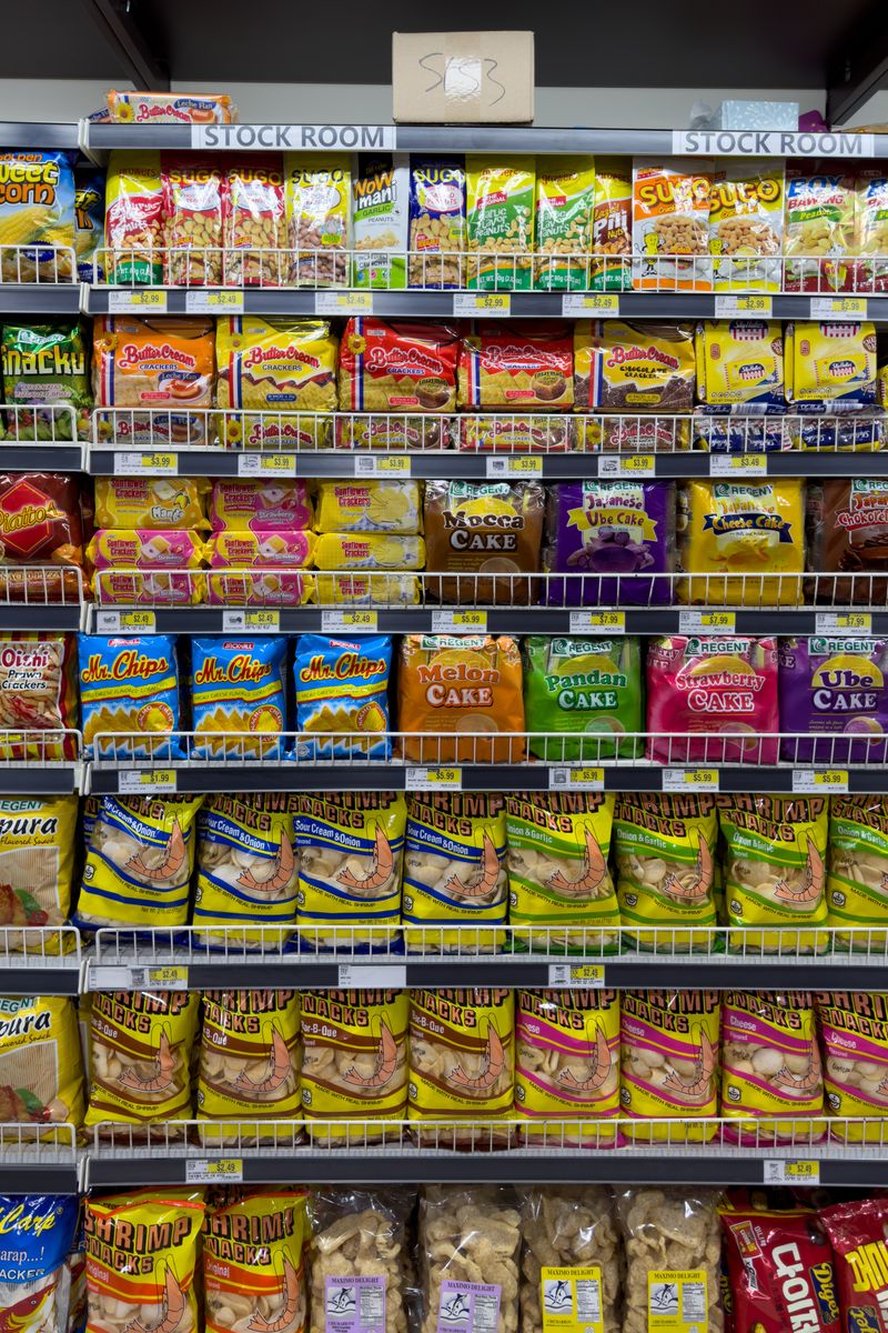 家族が食卓を囲みながら買い物リストを確認している明るいリビングの様子